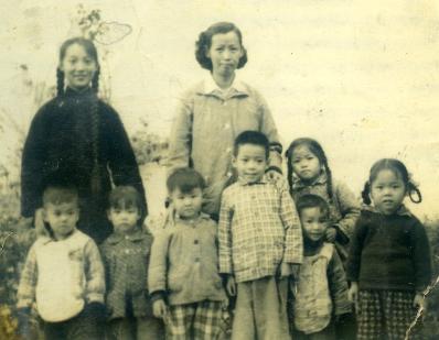 1957年王宝霞老师带的第一届幼儿园学生