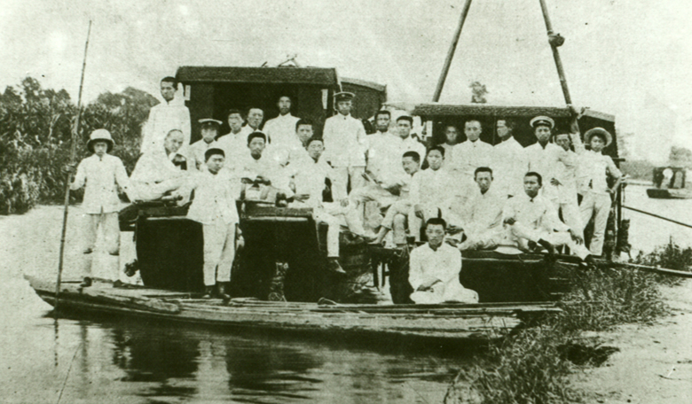 1916年学生在江苏南通县测量实习