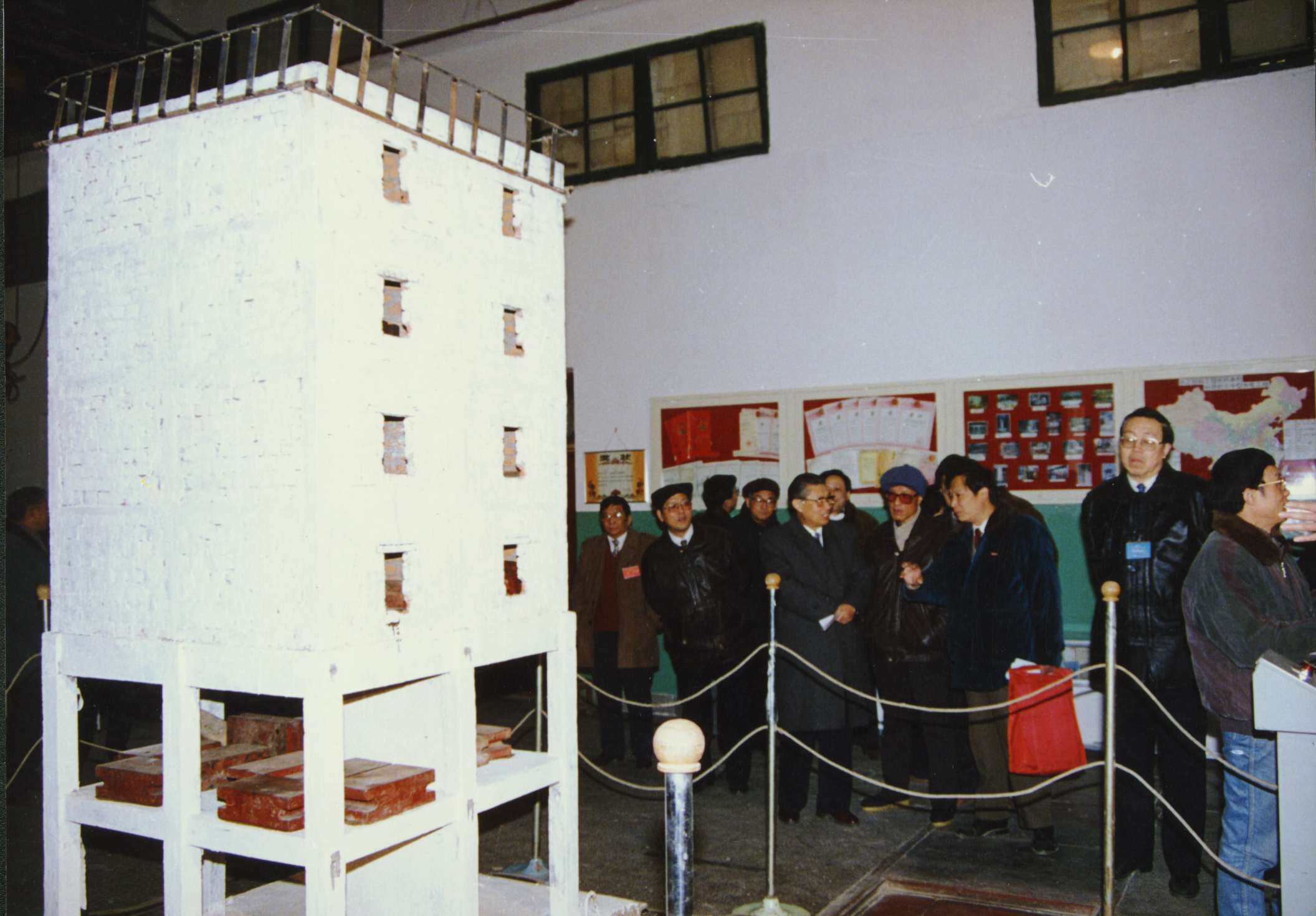 能力和综合实力,当时华东水利学院左东启校长提出要建设高水平实验室